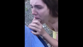 Girlfriend give a blowjob in park dick was so big girlfriend enjoy