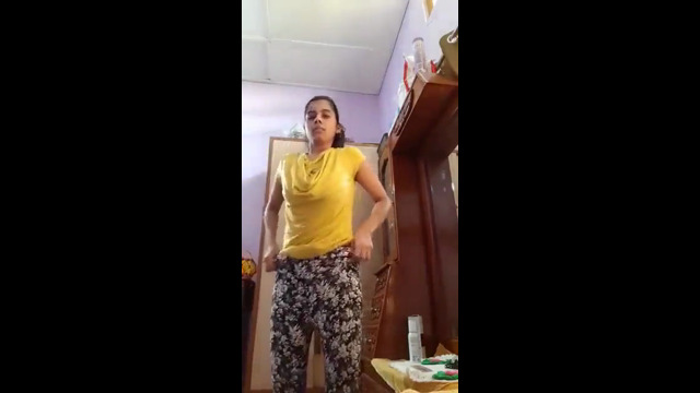Bangla girl showing her boobs and changing her cloths on vid