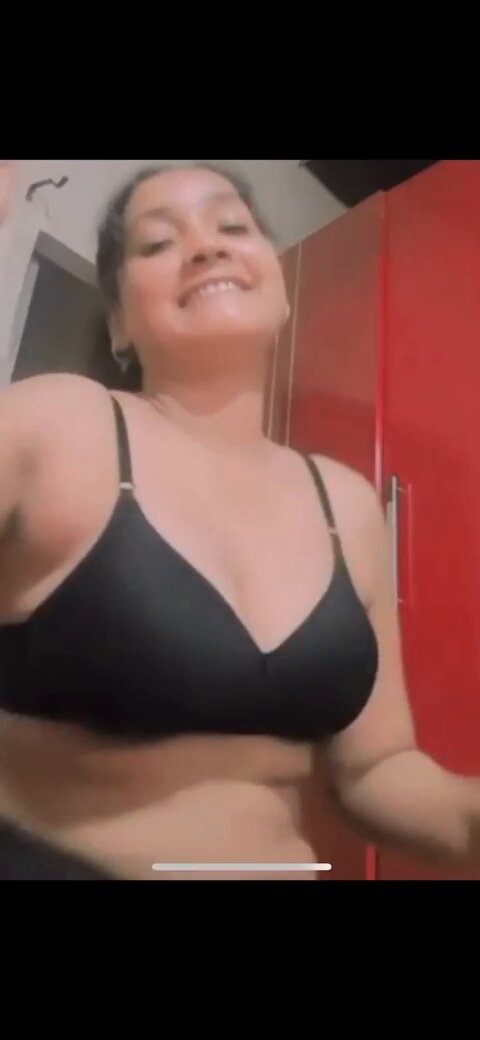Pakistani girl changing her cloth on video call black bra…